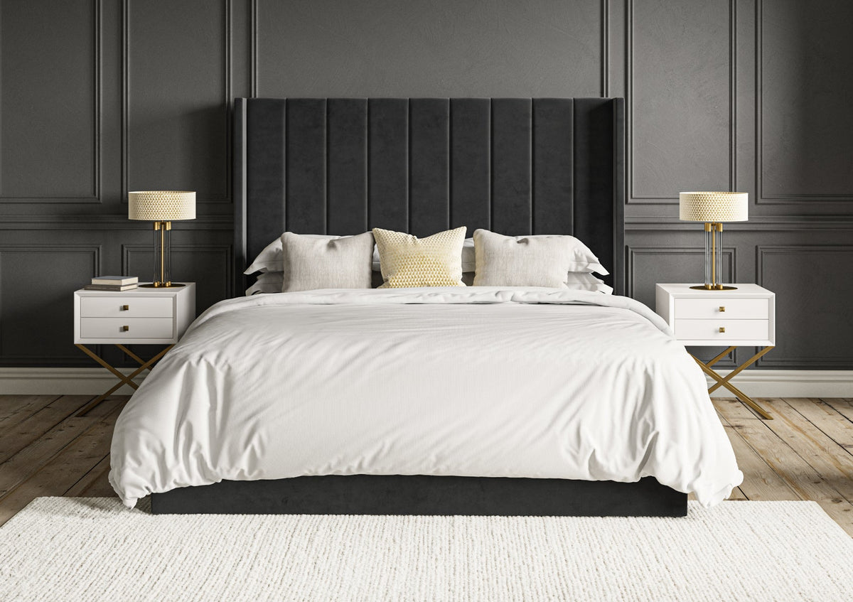 Opulence Med vingar Grand Hugo Charcoal Klädd Sängstomme med ottomane