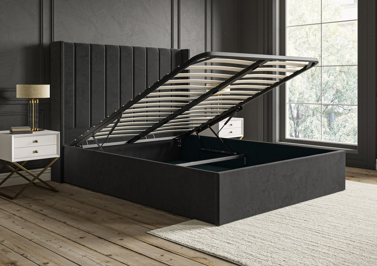 Opulence Med vingar Grand Hugo Charcoal Klädd Sängstomme med ottomane