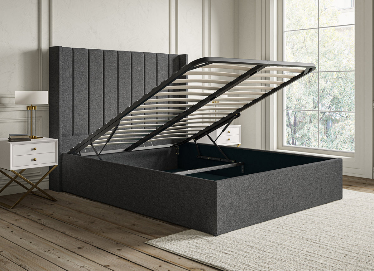 Opulence Med vingar Grand Arran Pebble Klädd Sängstomme med ottomane