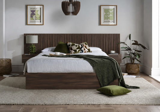 Molle Walnut Finish Hotel Sängstomme med ottomane