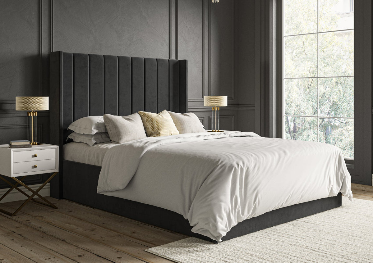 Opulence Med vingar Grand Hugo Charcoal Klädd Sängstomme med ottomane